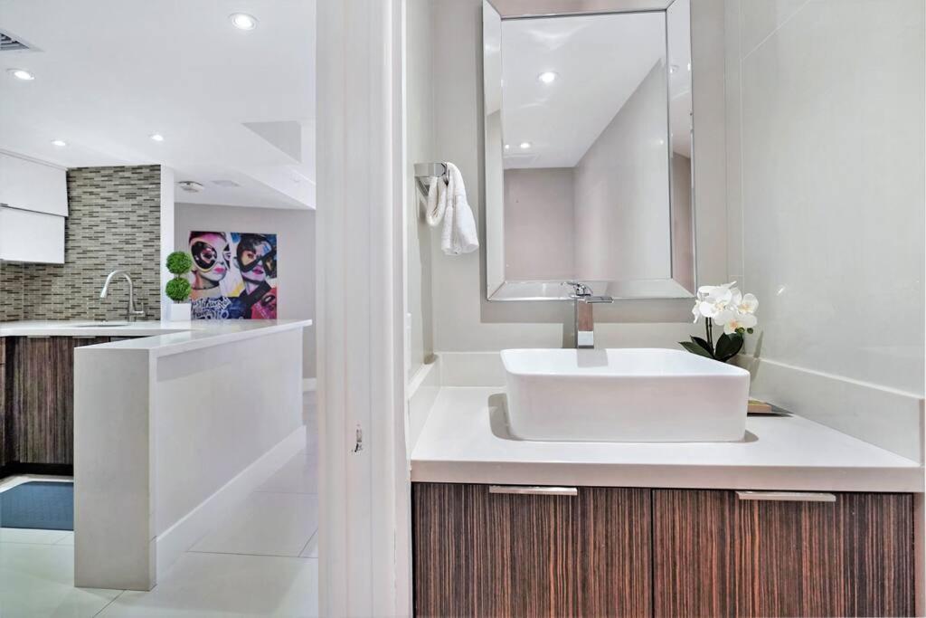 Dreamscape! Renovated And Spacious 1 Bedroom *