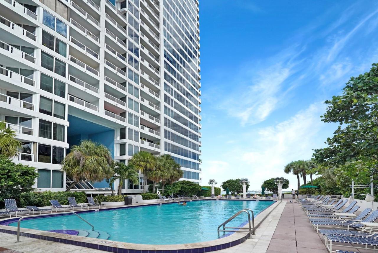 Dreamscape! Renovated And Spacious 1 Bedroom Apartment *