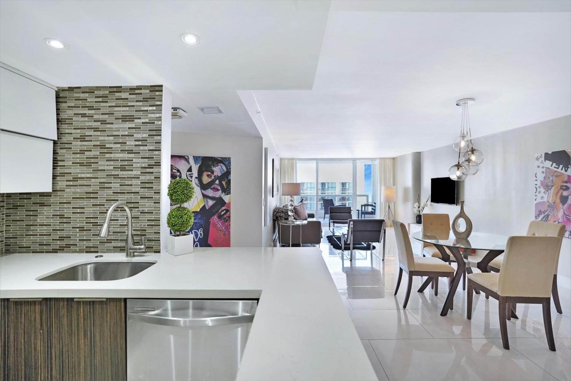 Dreamscape! Renovated And Spacious 1 Bedroom